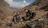 Forscher bei Probenahmen in den Bergen von Bhutan