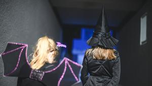 Zwei als Vampir und Hexe verkleidete Kinder