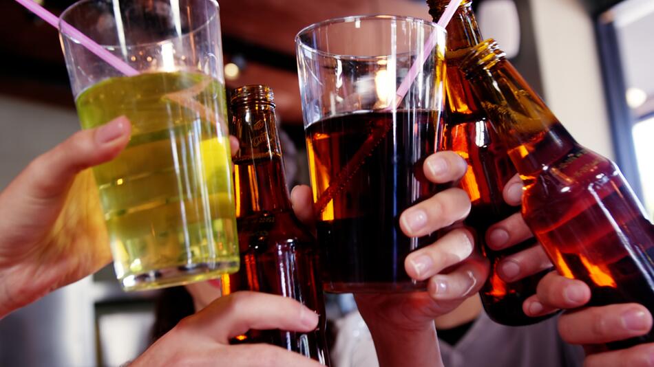 Alcolismo: ecco quanto è pericoloso per i giovani bere alcolici da soli