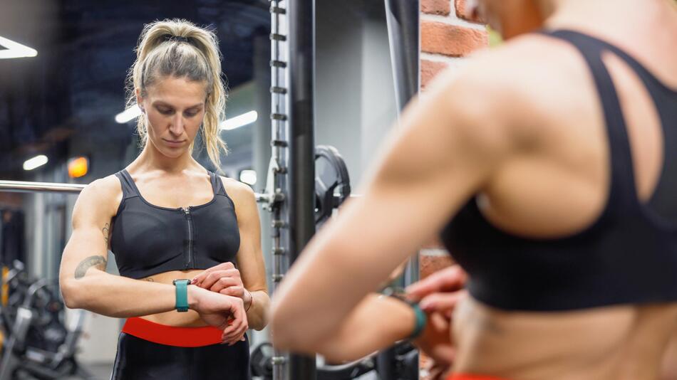 Sehr durchtrainierte Frau im Sportstudio