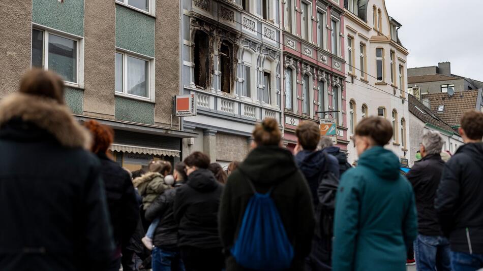 Trauerkundgebung nach Brand mit vier Toten