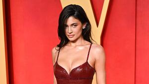 Kylie Jenner würdigte ihren Friseur und Vertrauten in einem emotionalen Posting.