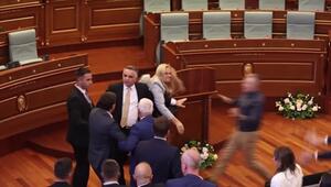 Da fliegen Eier: Eklat im kosovarischen Parlamentssaal