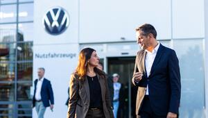 Daniela Cavallo, Gesamt- und Konzernbetriebsratsvorsitzende bei Volkswagen, und Olaf Lies 
