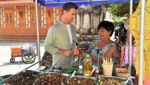 "Das Traumschiff: Bangkok": Auf dem Markt lernt Max Parger (Florian Silbereisen) nicht nur eine ...