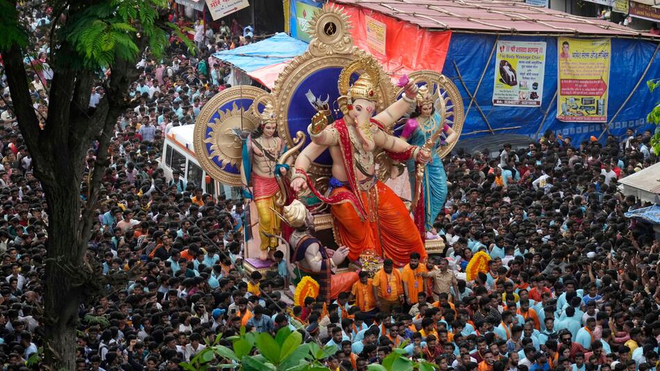Hindus feiern Ganesh Chaturthi