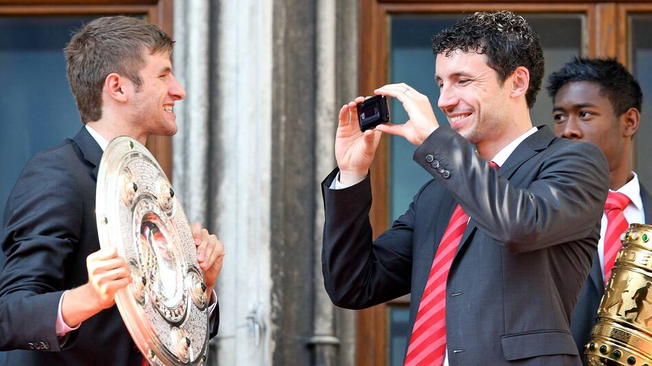 Mark van Bommel (rechts) schießt 2010 auf dem Münchner Rathaus ein Erinnerungsfoto.