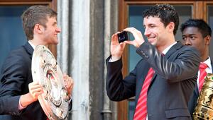 Mark van Bommel (rechts) schießt 2010 auf dem Münchner Rathaus ein Erinnerungsfoto.