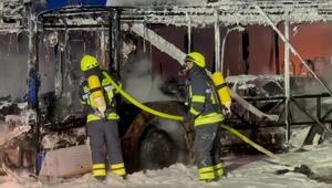 Explosionen und meterhohe Flammen: Drei Linienbusse in Zell ausgebrannt