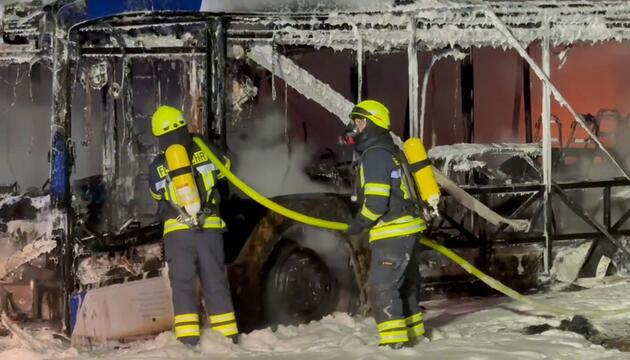 Explosionen und meterhohe Flammen: Drei Linienbusse in Zell ausgebrannt