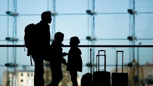 Familie steht mit Gepäck am Bahnhof