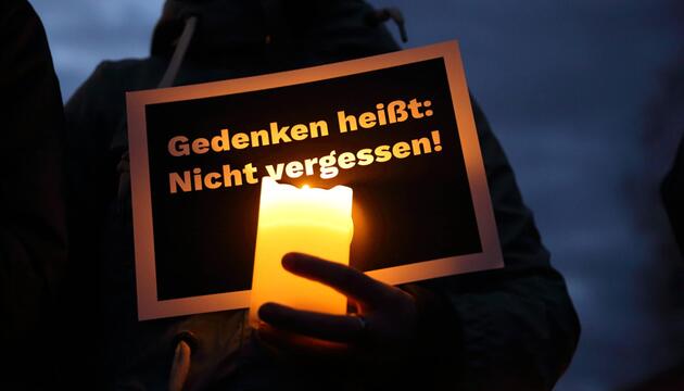 Gedenkschild mit der Aufschrift: Gedenken heißt: Nicht vergessen!