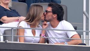Ein Kuss auf der Tribüne: Mats Hummels und seine Freundin Nicola.