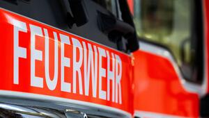 Zwei Autos und ein Wohnwagen in Flammen