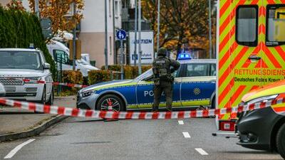 Polizisten eines Spezialeinsatzkommandos sind wegen des Verdachts einer Bedrohung im Einsatz.