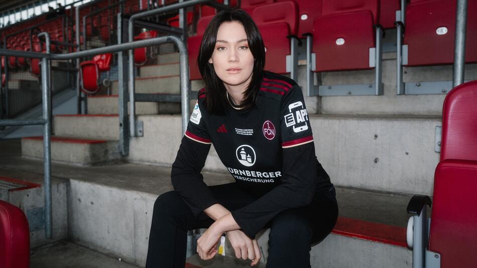 Gloria-Sophie Burkandt im Stadion des 1. FC Nürnberg.