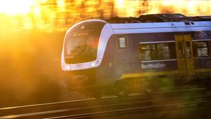 Zug der NordWestBahn im Sonnenaufgang
