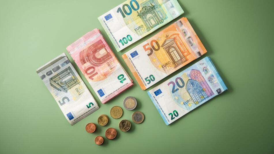 Bargeld auf grünem Grund