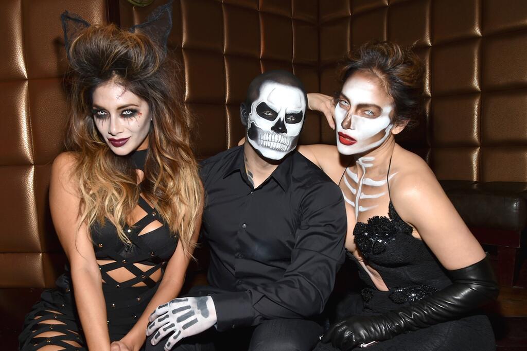 Nicole Scherzinger und Jennifer Lopez mit Casper Smart an Halloween