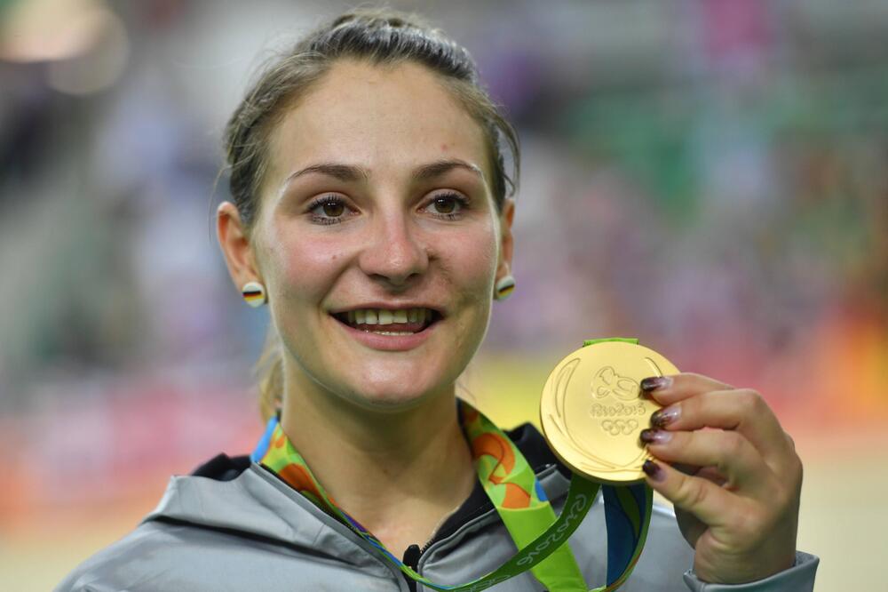 Bahnradfahrerin Kristina Vogel posiert bei Olympia 2016 in Rio de Janeiro mit der Goldmedaille.