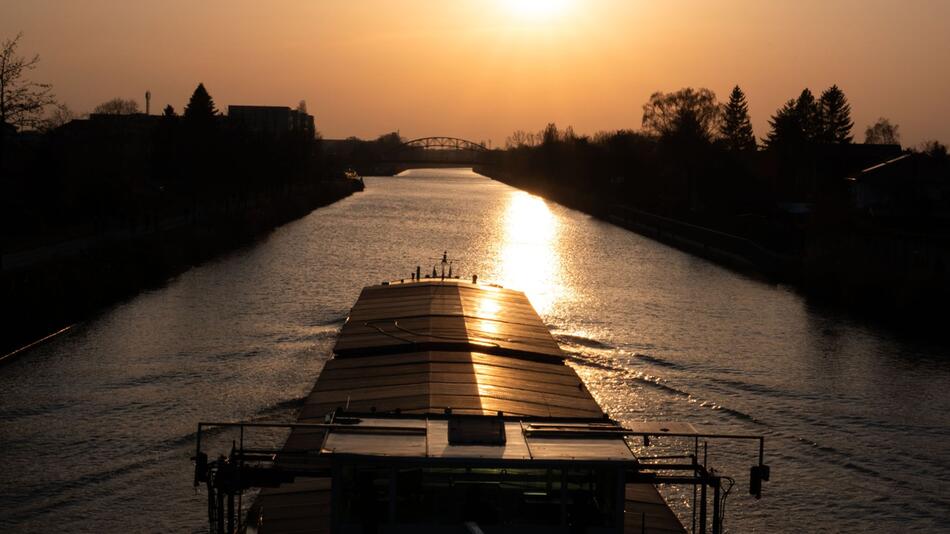 Frachtschiff auf dem Mittellandkanal