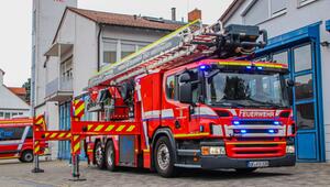 Die Feuerwehr rettet das Pferd.