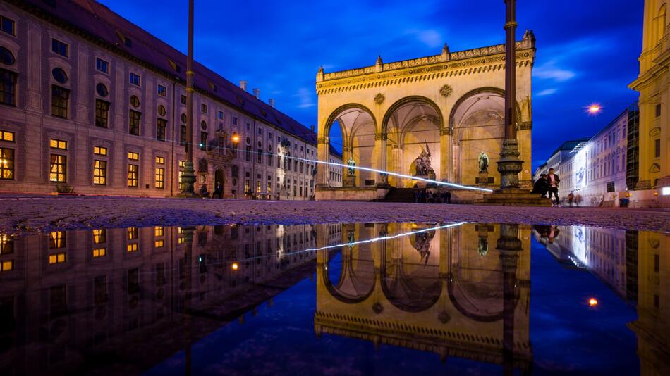 Feldherrnhalle spiegelt sich in Pfütze