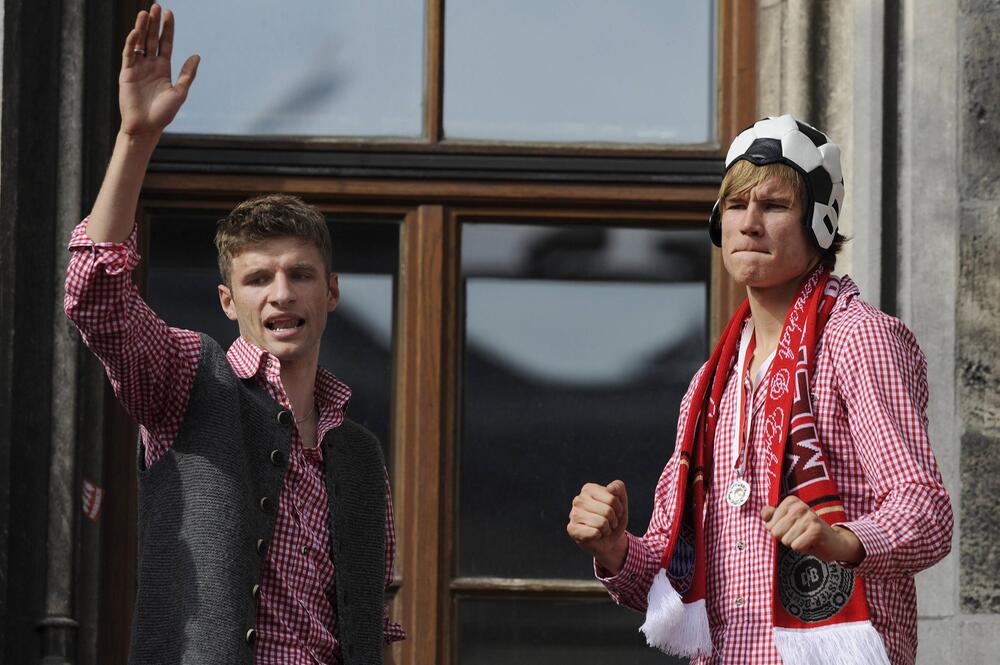 Thomas Müller und Holger Badstuber im Mai 2010 auf dem Münchner Marienplatz.