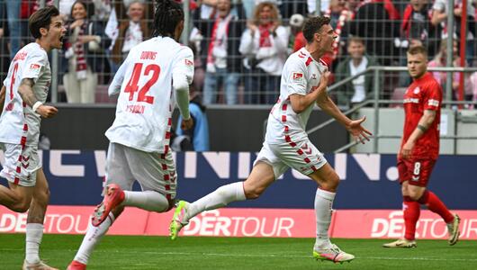 Kölns Eric Martel jubelt nach seinem Treffer zum 1:0.