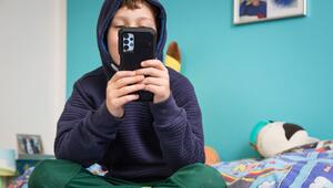 Kind hält Smartphone in den Händen