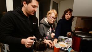 Betreuer kochen mit Bewohnerin einer PWS-Wohnanlage