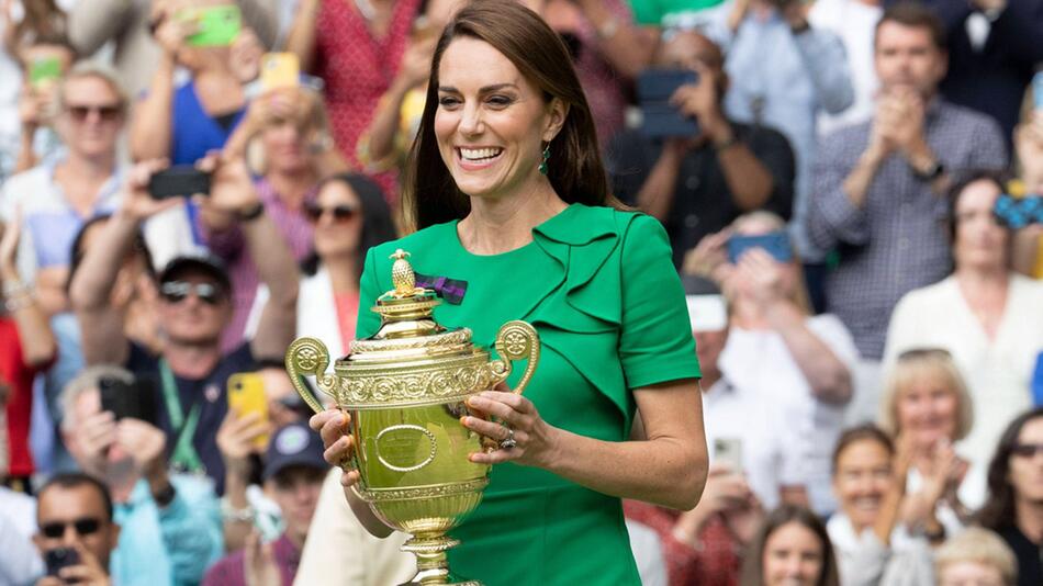 Zu Prinzessin Kates royalen Aufgaben gehört es, den Wimbledon-Siegern ihre Trophäen zu ...