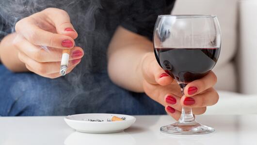 Glas Wein und brennende Zigarette