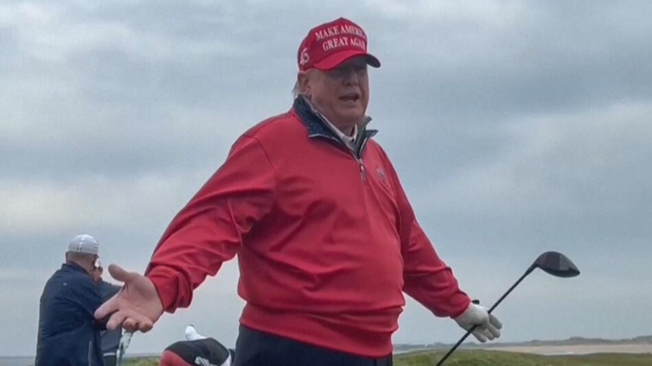 Donald Trump äußert sich während des Golfens in Irland