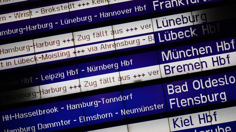 „Zug fällt aus“ ist auf einer Anzeigetafel im Hauptbahnhof Hamburg zu lesen