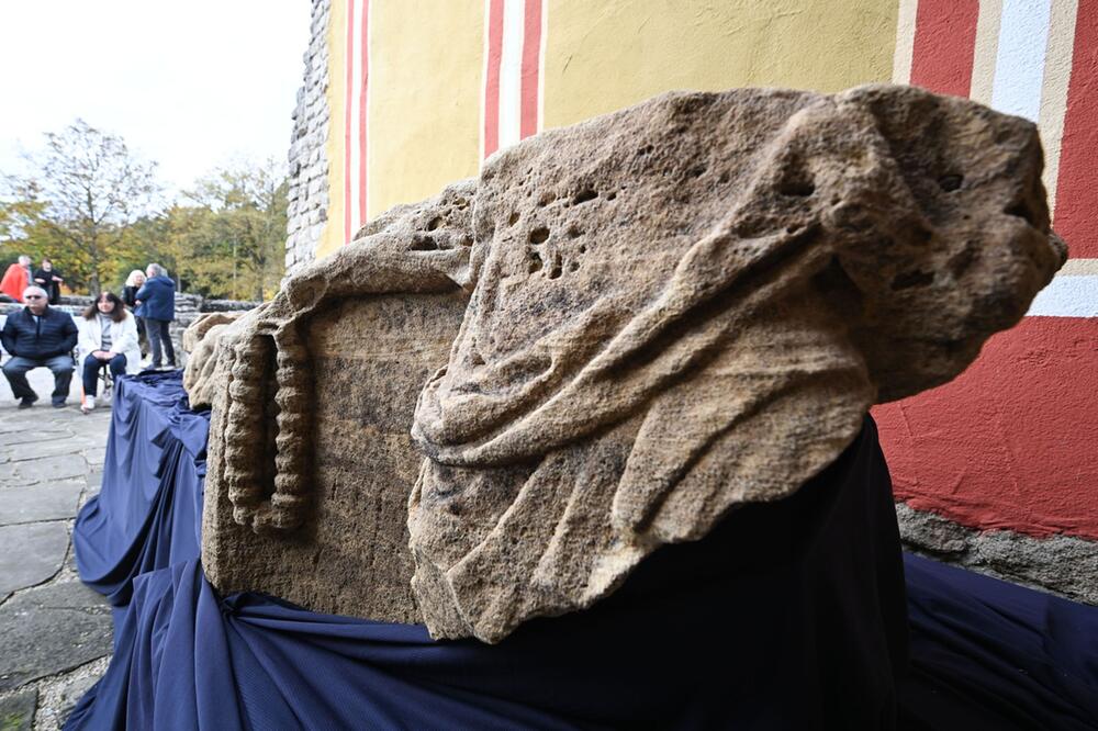 Präsentation Götterdenkmal nach archäologischen Grabungen