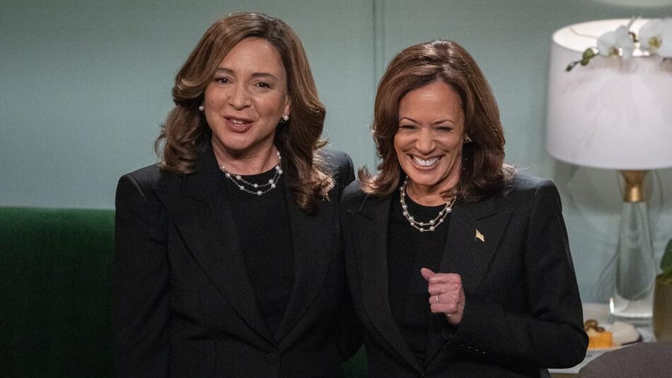 "SNL"-Komikerin Maya Rudolph (l.) bekam Besuch von ihrem berühmten Spiegelbild Kamala Harris.