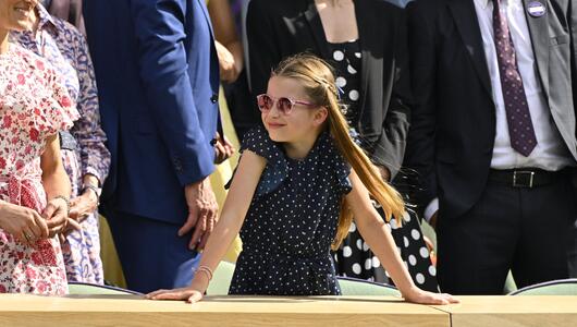 Prinzessin Charlotte in einem Pünktchenkleid