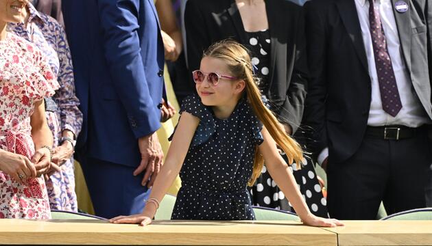 Prinzessin Charlotte in einem Pünktchenkleid