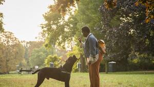 Eine Frau ist mit ihrem Hund im Park