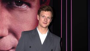Zumindest als neue Stimme von James Bond ist Patrick Gibson bereits zu hören.