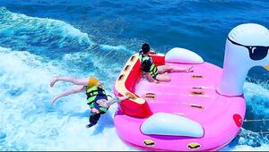 Touristin macht Abflug: Ausflug auf Riesenente endet im Wasser