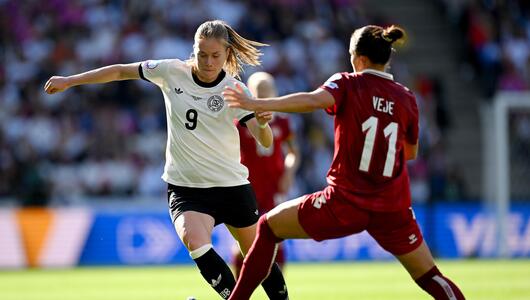 Sjoeke Nüsken versucht, an Dänemarks Katrine Veje vorbeizukommen.