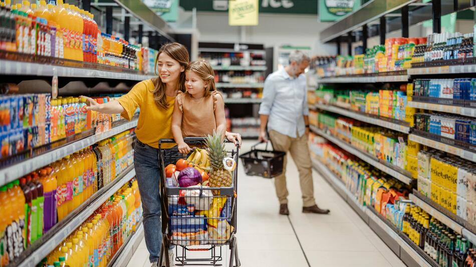 Mutter geht mit Kind im Supermarkt einkaufen