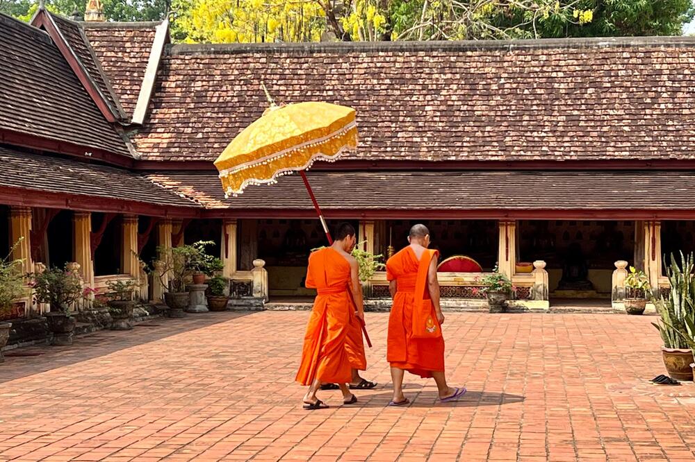 Mönche im Tempel Wat Si Saket in Vientiane