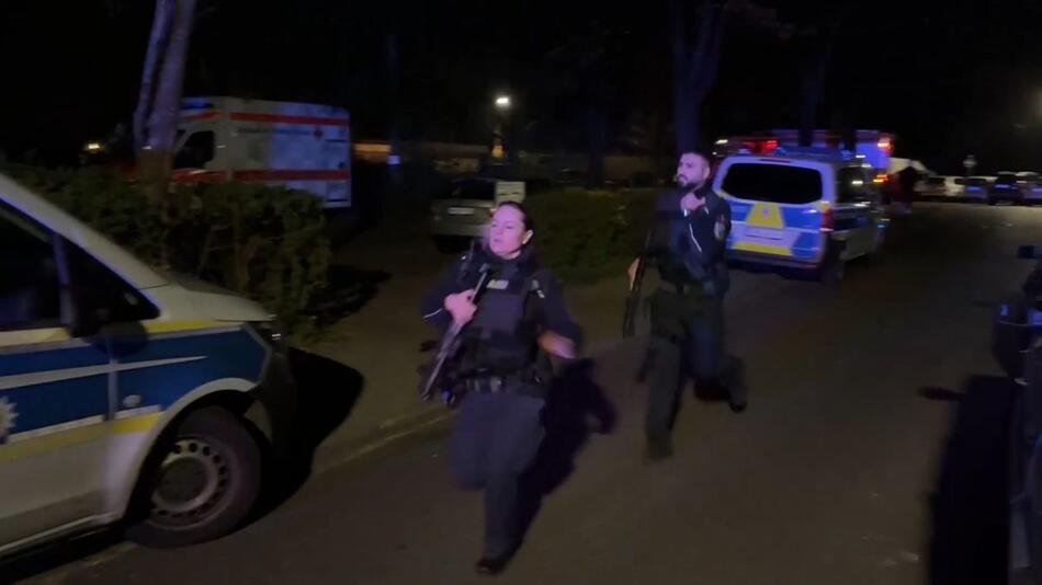 Tödlicher Balkonsturz in Hamburg: Polizei leitet Fahndung ein