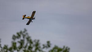 Ein Löschflugzeug fliegt bei einem Waldbrand am Königsberg an der Granetalsperre im Harz