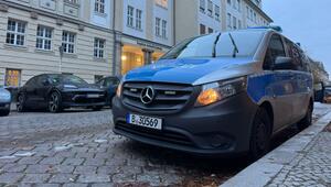 Ein Polizeiauto steht am Morgen vor der Berliner Sophie-Scholl-Schule.