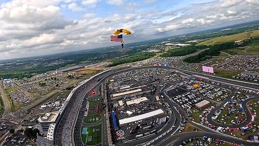 Freier Fall mit Flagge: Fallschirmspringer der US-Armee begeistern bei NASCAR-Rennen