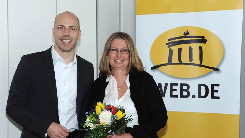 Gewinnerin Heike M. mit Jan Oetjen, Portal-Vorstand WEB.DE.